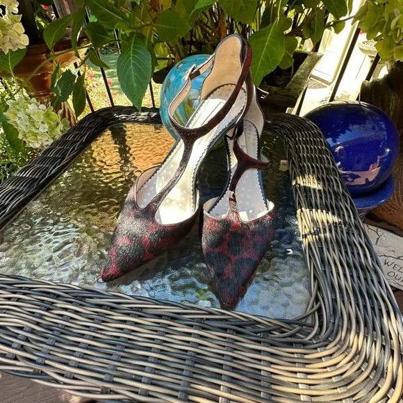 BODEN T-Bar strap black and Burgundy animal Print Pointed Toe Pump Size 38/7.5 - Picture 2 of 8
